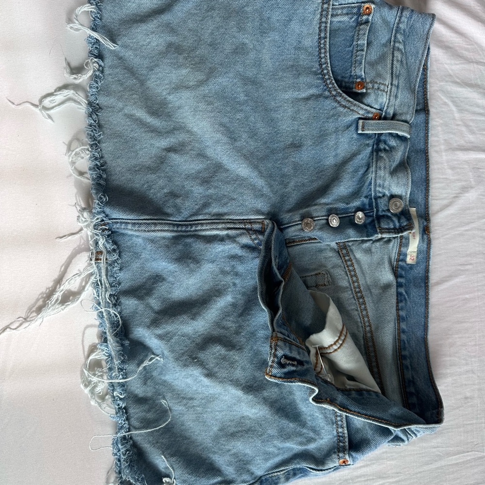 Women's Levi’s mini skirt distressed